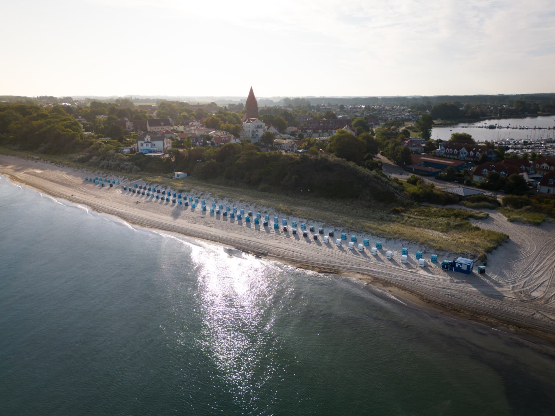 Luftaufnahme der Strandkörbe in Rerik an der Ostsee
